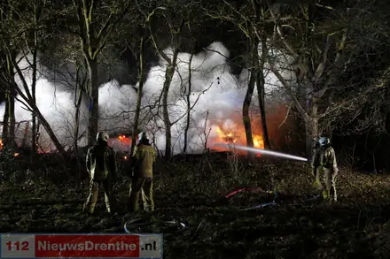 Schuur gaat in vlammen op aan de Oldengaerde in Sleen — foto 3 van 3