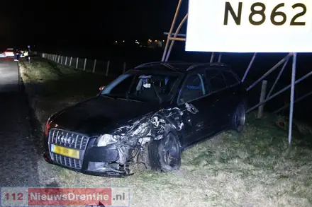 Twee voertuigen botsen op de A37 ter hoogte van Klazienaveen — foto 2 van 4