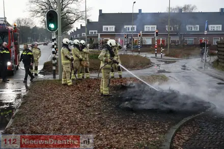 Brandweer blust buitenbrand aan Het Meerveld in Emmen — foto 2 van 2