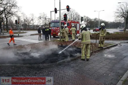 Brandweer blust buitenbrand aan Het Meerveld in Emmen — foto 1 van 2