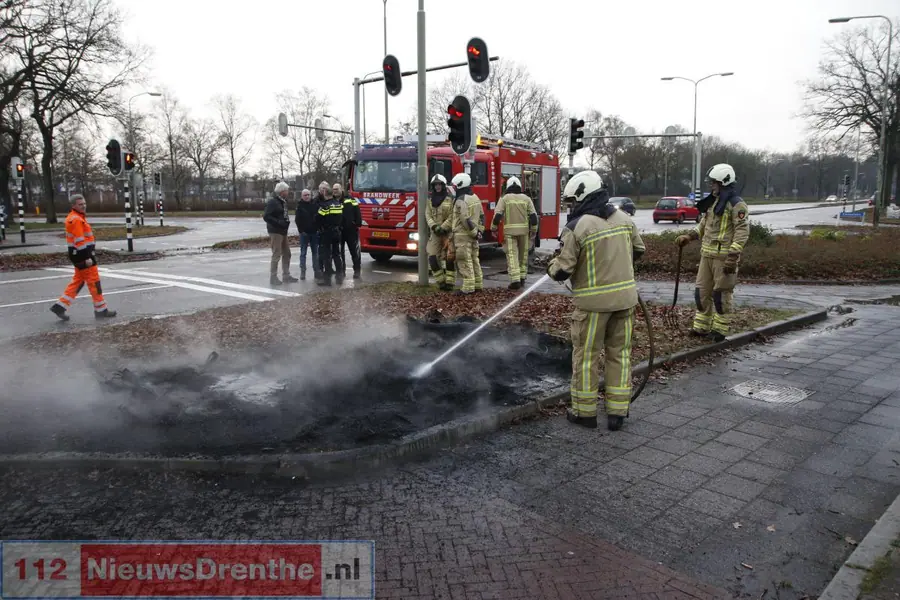 Brandweer blust buitenbrand aan Het Meerveld in Emmen