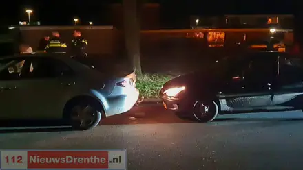 Kop-staartbotsing tussen twee auto’s op de Kerspellaan in Emmen — foto 2 van 2