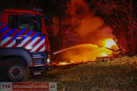Schuur gaat in vlammen op aan de Oldengaerde in Sleen — foto 1 van 3