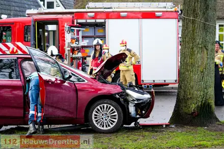 Automobilist botst met voertuig tegen boom in Odoorn — foto 1 van 4