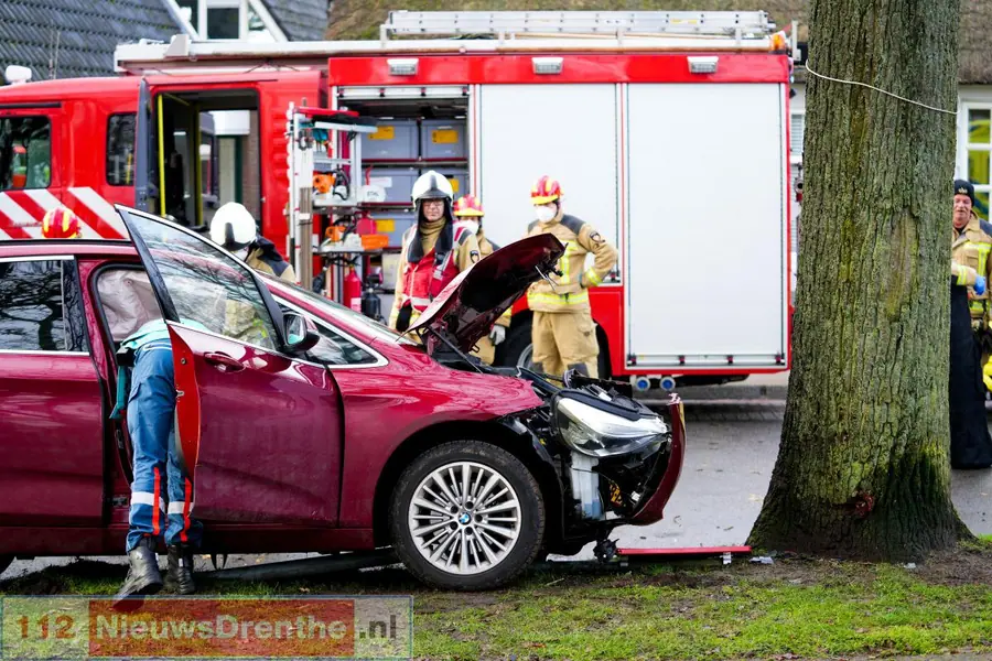Automobilist botst met voertuig tegen boom in Odoorn