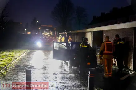 Auto in de brand op de Anna Paulownalaan in Emmen — foto 2 van 2