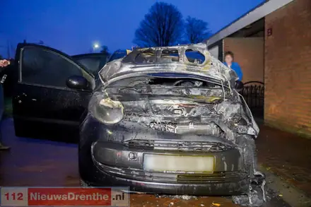 Auto in de brand op de Anna Paulownalaan in Emmen — foto 1 van 2