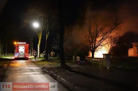 Auto brandt volledig uit in Nieuw-Weerdinge — foto 2 van 2