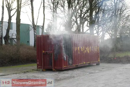 Oud papier container in de brand aan de Brinkenhalte in Emmen — foto 2 van 4