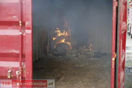 Oud papier container in de brand aan de Brinkenhalte in Emmen — foto 1 van 4