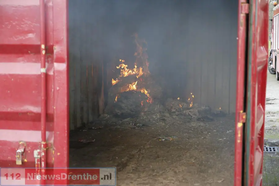 Oud papier container in de brand aan de Brinkenhalte in Emmen