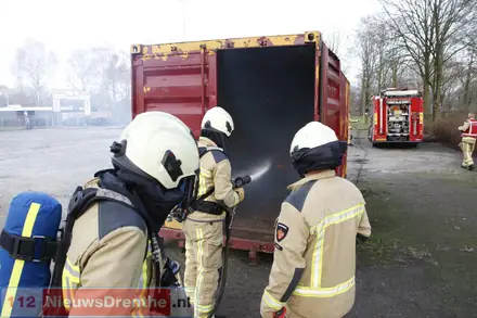 Oud papier container in de brand aan de Brinkenhalte in Emmen — foto 3 van 4