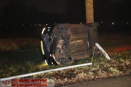 Auto raakt op de kant in een bocht aan de Veldstukken in Emmen — foto 2 van 2