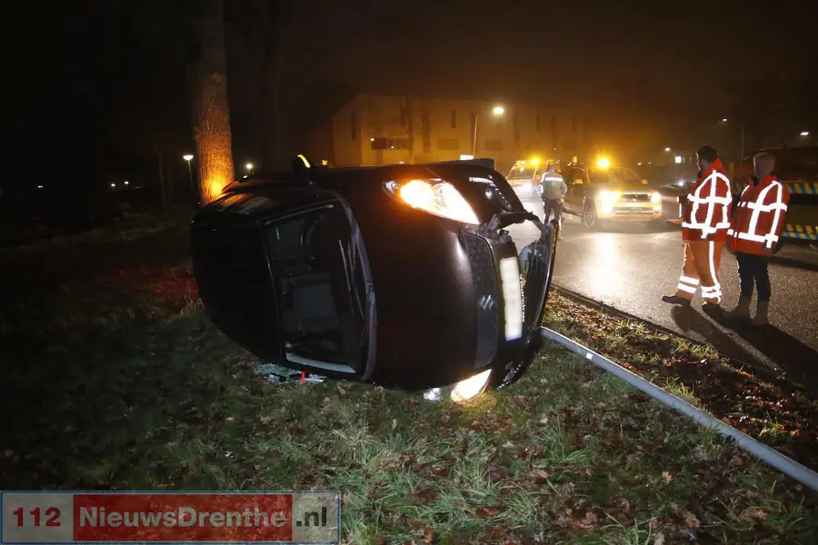 Auto raakt op de kant in een bocht aan de Veldstukken in Emmen