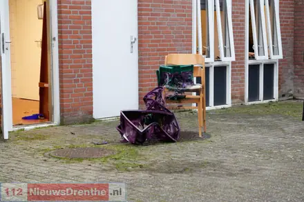 Plastic kratten in de brand bij wooncentrum in Emmen — foto 1 van 2