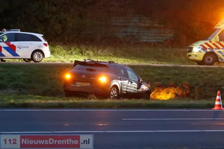 Auto raakt van de weg op de A37 bij Wachtum — foto 2 van 2
