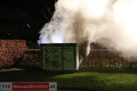 Stroomstoring in Emmen door brandend transformatorstation: brandweer kan niet blussen door stroom op kast — foto 6 van 6