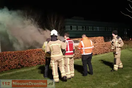 Stroomstoring in Emmen door brandend transformatorstation: brandweer kan niet blussen door stroom op kast — foto 4 van 6