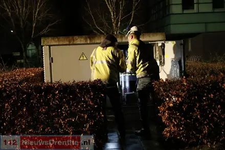 Stroomstoring in Emmen door brandend transformatorstation: brandweer kan niet blussen door stroom op kast — foto 3 van 6