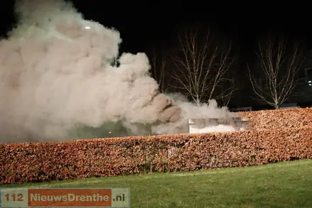 Stroomstoring in Emmen door brandend transformatorstation: brandweer kan niet blussen door stroom op kast — foto 1 van 6