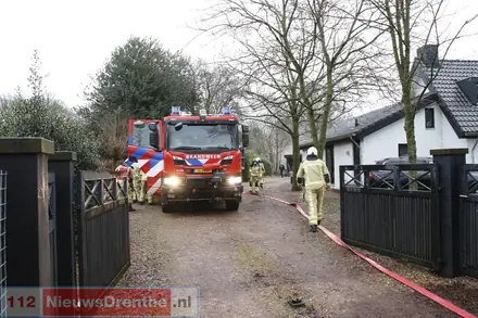 Brand in schuur aan de Waterkampenweg in Noord-Sleen — foto 2 van 3