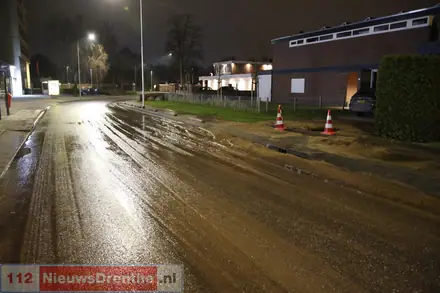 Lekkage slaat gat in stoep in Emmen — foto 2 van 5