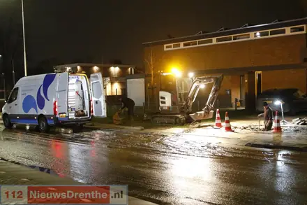 Lekkage slaat gat in stoep in Emmen — foto 1 van 5