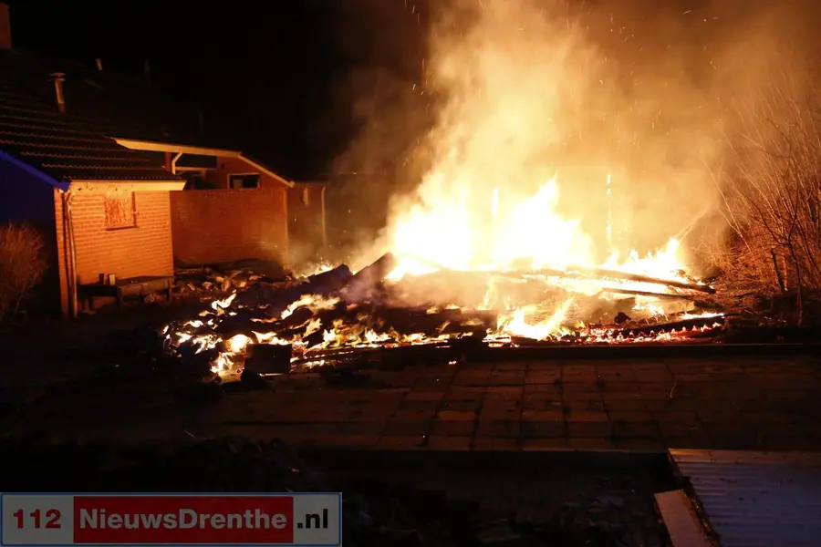 Brand in schuur achter leegstaande woning in Veenoord
