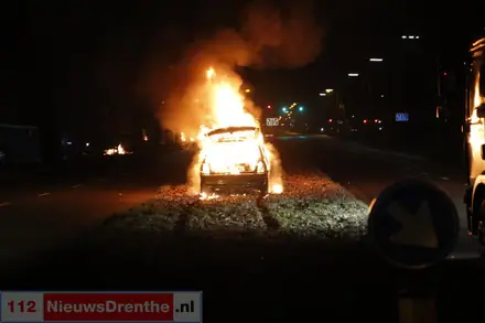 Brandweer opgeroepen voor autobrand op de Dordsestraat in Emmmen — foto 1 van 4