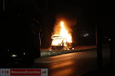 Brandweer opgeroepen voor autobrand op de Dordsestraat in Emmmen — foto 2 van 4