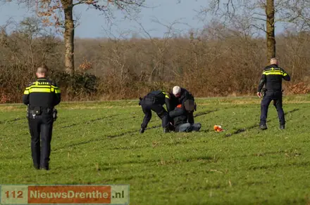 Persoon slaat op de vlucht een weiland in na botsing tussen twee auto’s op N381 bij Emmen, politie dreigt met stroomstootwapen — foto 7 van 7