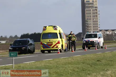 Persoon slaat op de vlucht een weiland in na botsing tussen twee auto’s op N381 bij Emmen, politie dreigt met stroomstootwapen — foto 3 van 7