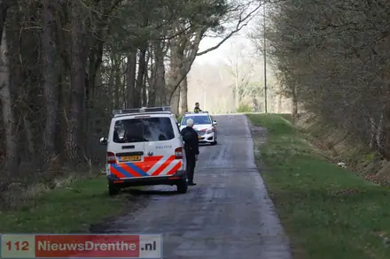 Persoon slaat op de vlucht een weiland in na botsing tussen twee auto’s op N381 bij Emmen, politie dreigt met stroomstootwapen — foto 4 van 7