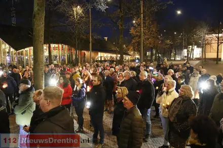 Lichtjestocht in Emmen centrum voor Oekraïne. — foto 1 van 4