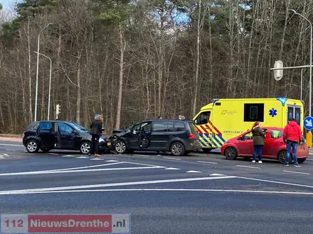 Twee auto’s botsen op Boermarkeweg in Emmen — foto 1 van 2