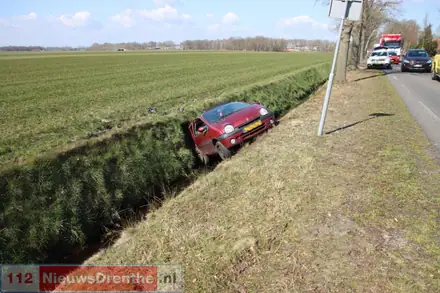 Auto belandt in sloot op Nieuw-Amsterdamseweg in Schoonebeek. Een persoon raakt gewond — foto 1 van 2
