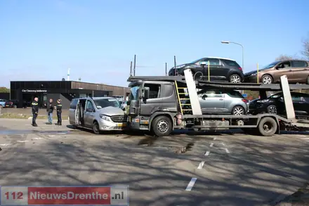 Busje botst tegen autotransporter op kruising Pieter de Keyserstraat in Emmen. Inzittenden komen met de schrik vrij — foto 2 van 6