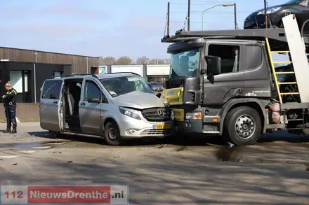 Busje botst tegen autotransporter op kruising Pieter de Keyserstraat in Emmen. Inzittenden komen met de schrik vrij — foto 1 van 6