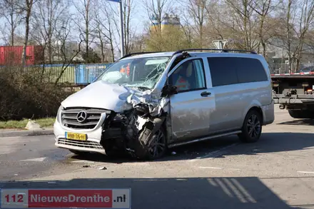 Busje botst tegen autotransporter op kruising Pieter de Keyserstraat in Emmen. Inzittenden komen met de schrik vrij — foto 4 van 6