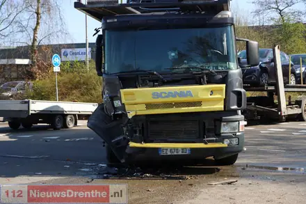 Busje botst tegen autotransporter op kruising Pieter de Keyserstraat in Emmen. Inzittenden komen met de schrik vrij — foto 6 van 6