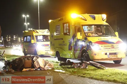 Scooterrijder en fietser naar ziekenhuis na botsing in Emmen — foto 1 van 2