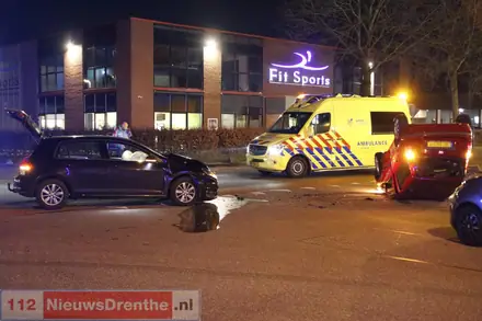 Gewonde bij ongeval tussen twee auto’s in Emmen — foto 2 van 2
