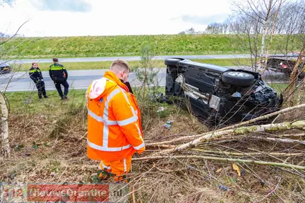 Auto belandt op zijn kant naast Rondweg in Emmen, gewonde bestuurder meegenomen naar het ziekenhuis — foto 1 van 5