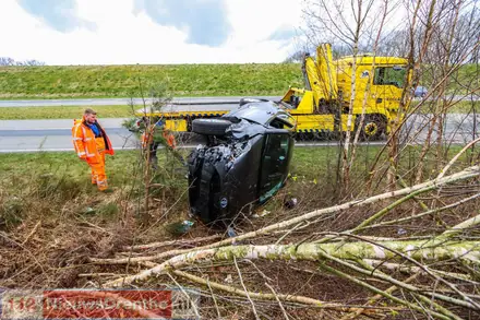 Auto belandt op zijn kant naast Rondweg in Emmen, gewonde bestuurder meegenomen naar het ziekenhuis — foto 5 van 5