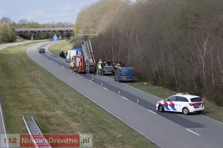 Auto belandt op zijn kant naast Rondweg in Emmen, gewonde bestuurder meegenomen naar het ziekenhuis — foto 3 van 5