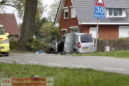 Busje botst tegen boom bij Nieuw-Dordrecht. Bestuurder raakt gewond, Bladderswijk Oostzijde tijdelijk afgesloten — foto 1 van 3