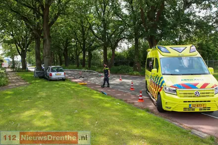 Auto rijdt verkeersbord en lantaarnpaal omver en botst tegen boom in Emmen. Bestuurder gewond, weg deels afgesloten — foto 2 van 3