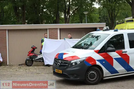 Scooterrijder ernstig gewond na botsing met garagebox in Emmen — foto 1 van 6