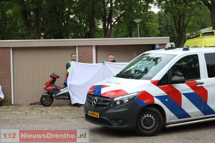 Scooterrijder ernstig gewond na botsing met garagebox in Emmen