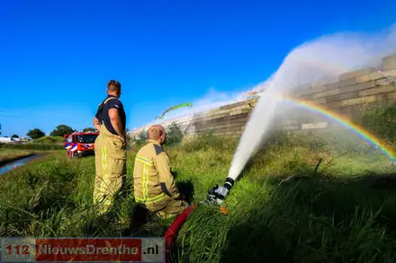 Brandweer uitgerukt voor grote brand in afvalbult op bedrijventerrein in Nieuw-Dordrecht, rookpluim is in wijde omgeving te zien — foto 2 van 5